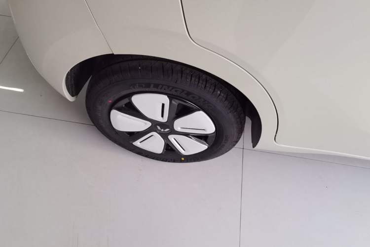 Used Wuling Hongguang MINIEV 2025 Four-Door Version Advanced Edition Right Rear Wheel Hub