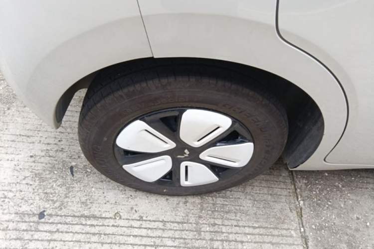 Used Wuling Hongguang MINIEV 2025 Four-Door Version Advanced Edition Right Rear Wheel Hub