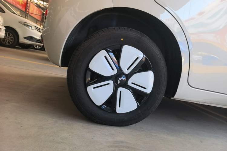 Used Wuling Hongguang MINIEV 2025 Four-Door Version Advanced Edition Right Rear Wheel Hub