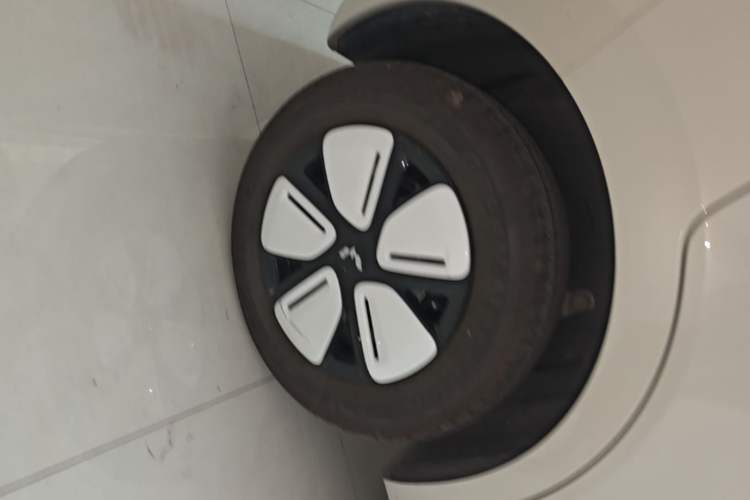 Used Wuling Hongguang MINIEV 2025 Four-Door Version Advanced Edition Right Rear Wheel Hub
