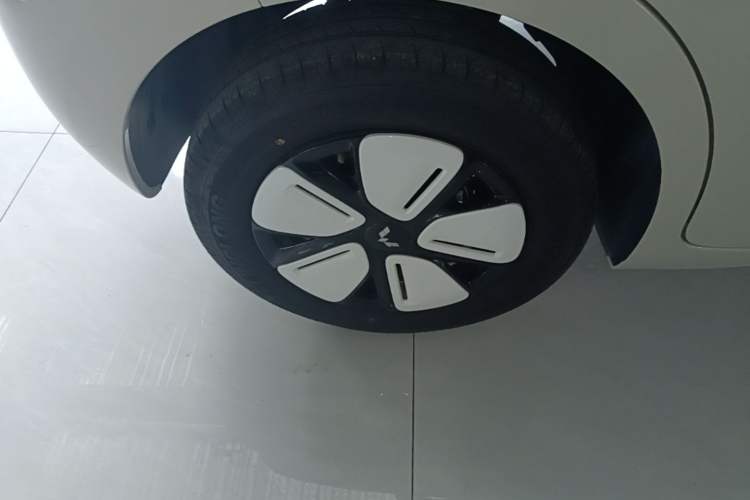 Used Wuling Hongguang MINIEV 2025 Four-Door Version Advanced Edition Right Rear Wheel Hub