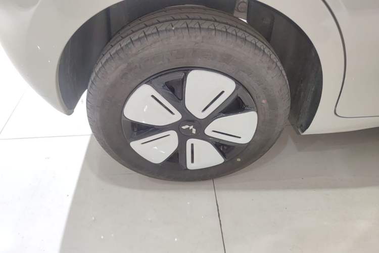 Used Wuling Hongguang MINIEV 2025 Four-Door Version Advanced Edition Right Rear Wheel Hub