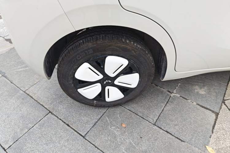 Used Wuling Hongguang MINIEV 2025 Four-Door Version Advanced Edition Right Rear Wheel Hub
