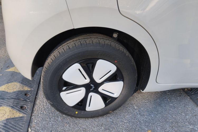 Used Wuling Hongguang MINIEV 2025 Four-Door Version Advanced Edition Right Rear Wheel Hub