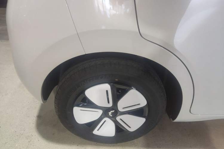 Used Wuling Hongguang MINIEV 2025 Four-Door Version Advanced Edition Right Rear Wheel Hub