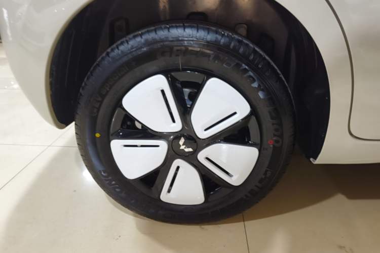 Used Wuling Hongguang MINIEV 2025 Four-Door Version Advanced Edition Right Rear Wheel Hub