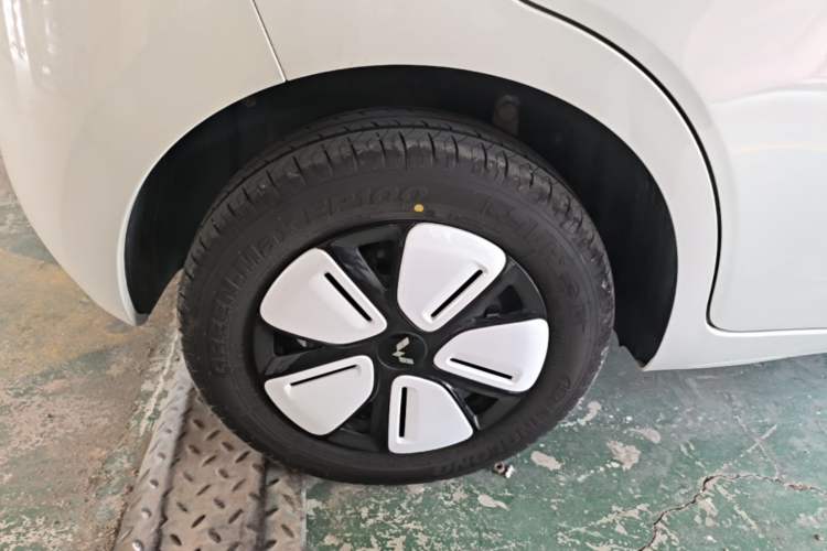 Used Wuling Hongguang MINIEV 2025 Four-Door Version Advanced Edition Right Rear Wheel Hub