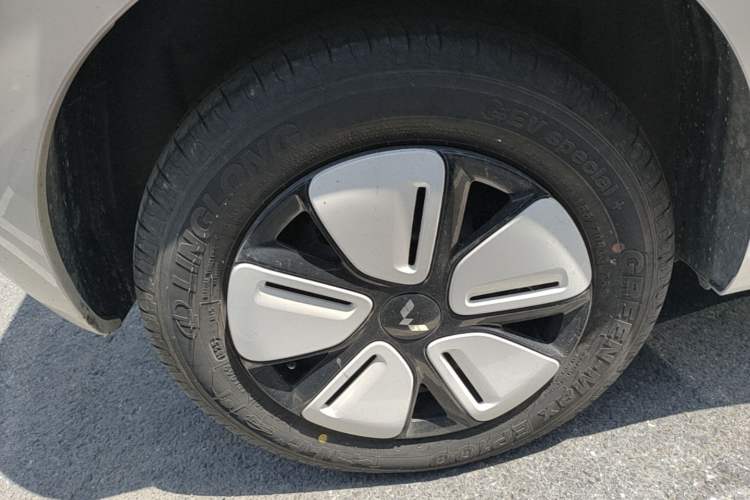 Used Wuling Hongguang MINIEV 2025 Four-Door Version Advanced Edition Right Rear Wheel Hub
