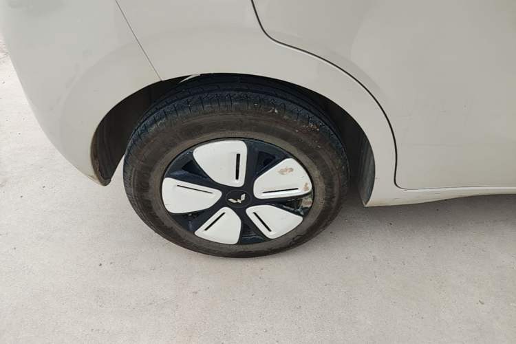 Used Wuling Hongguang MINIEV 2025 Four-Door Version Advanced Edition Right Rear Wheel Hub