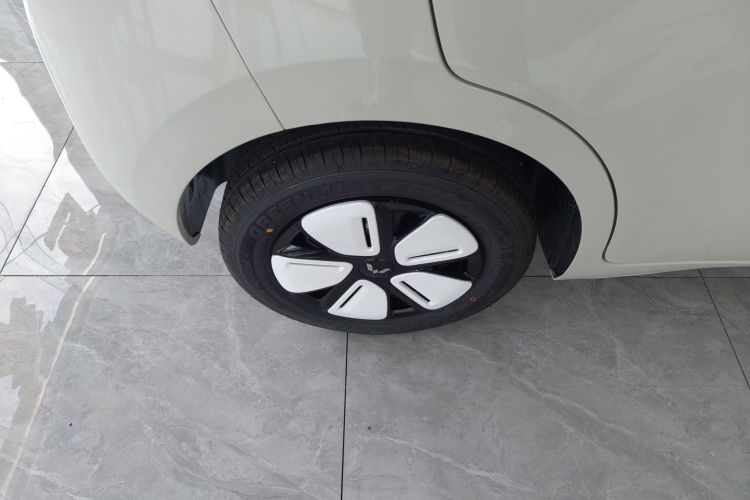 Used Wuling Hongguang MINIEV 2025 Four-Door Version Advanced Edition Right Rear Wheel Hub