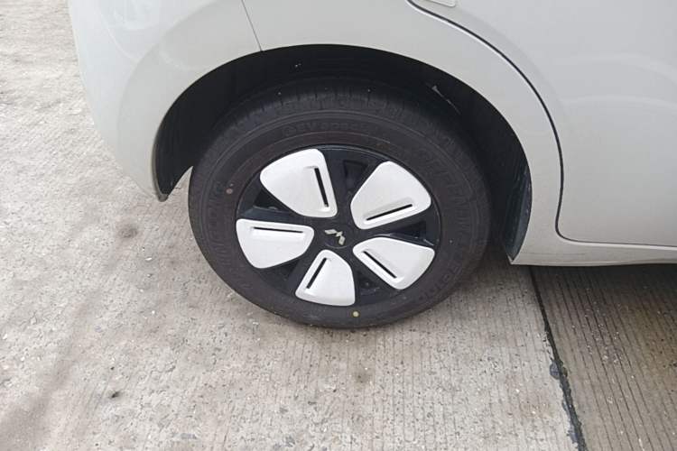 Used Wuling Hongguang MINIEV 2025 Four-Door Version Advanced Edition Right Rear Wheel Hub