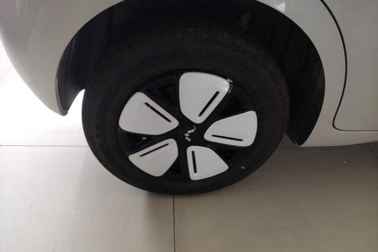 Used Wuling Hongguang MINIEV 2025 Four-Door Version Advanced Edition Right Rear Wheel Hub