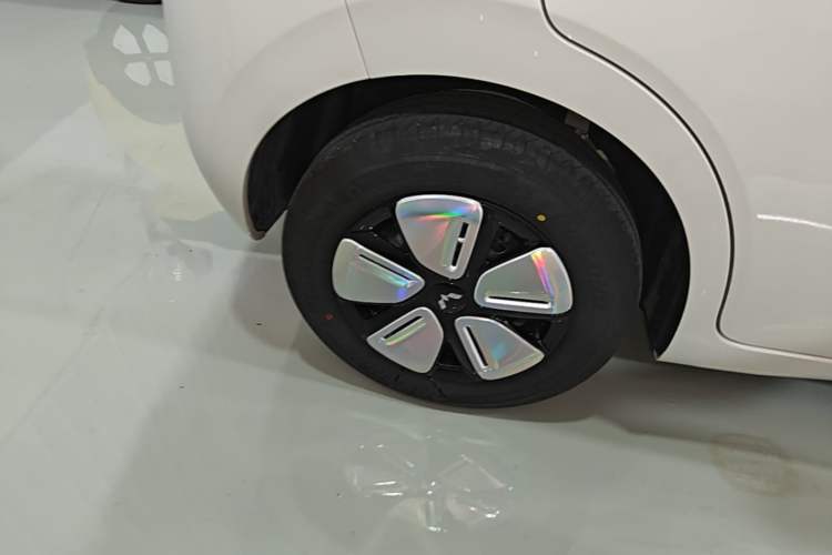 Used Wuling Hongguang MINIEV 2025 Four-Door Version Zhenxiang+ Edition Right Rear Wheel Hub