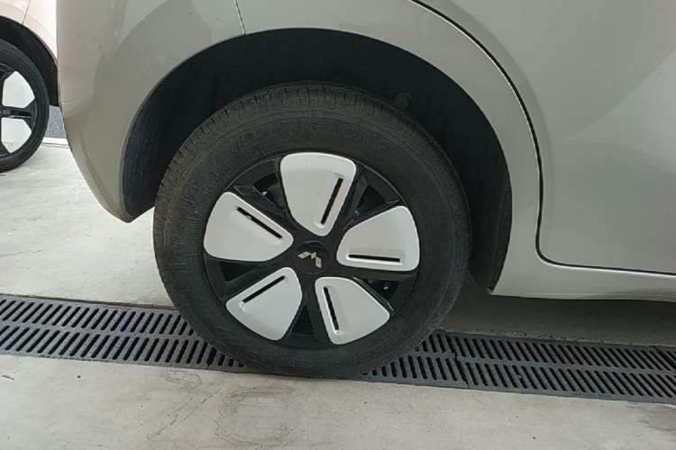 Used Wuling Hongguang MINIEV 2025 Four-Door Version Advanced Edition Right Rear Wheel Hub