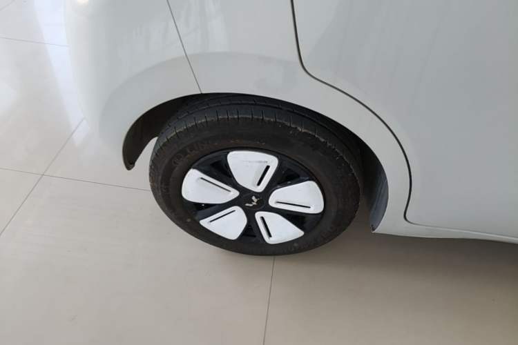 Used Wuling Hongguang MINIEV 2025 Four-Door Version Advanced Edition Right Rear Wheel Hub