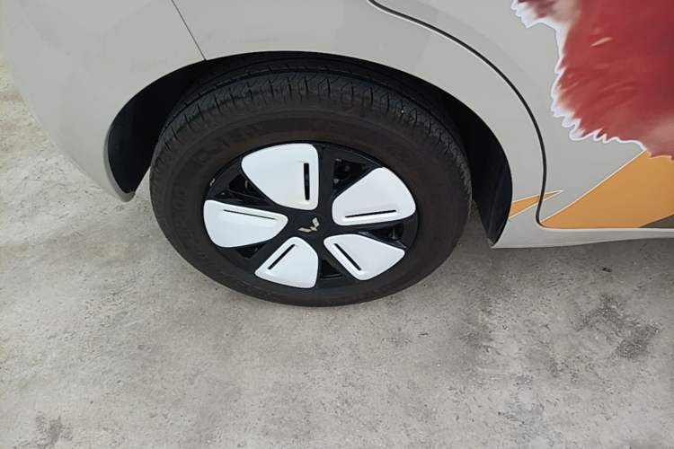 Used Wuling Hongguang MINIEV 2025 Four-Door Version Advanced Edition Right Rear Wheel Hub