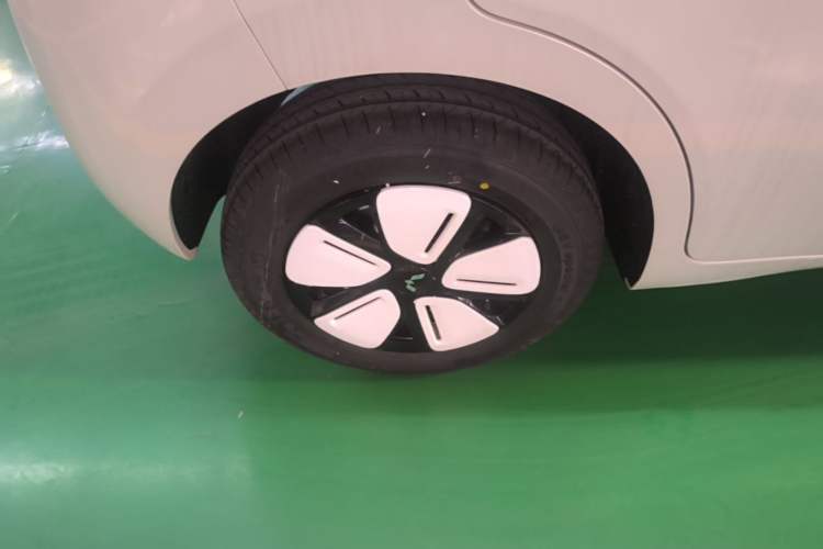 Used Wuling Hongguang MINIEV 2025 Four-Door Version Advanced Edition Right Rear Wheel Hub