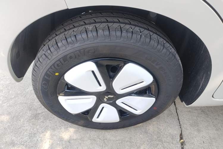 Used Wuling Hongguang MINIEV 2025 Four-Door Version Advanced Edition Right Rear Wheel Hub