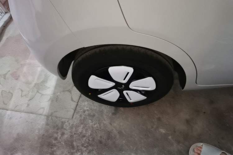 Used Wuling Hongguang MINIEV 2025 Four-Door Version Advanced Edition Right Rear Wheel Hub
