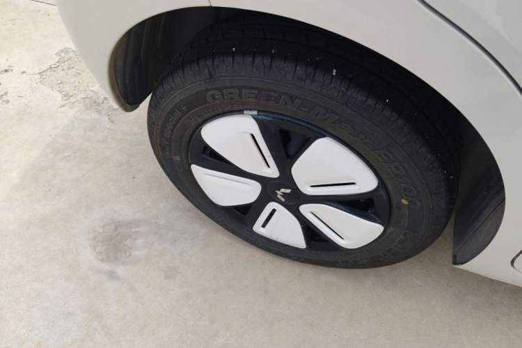 Used Wuling Hongguang MINIEV 2025 Four-Door Version Advanced Edition Right Rear Wheel Hub