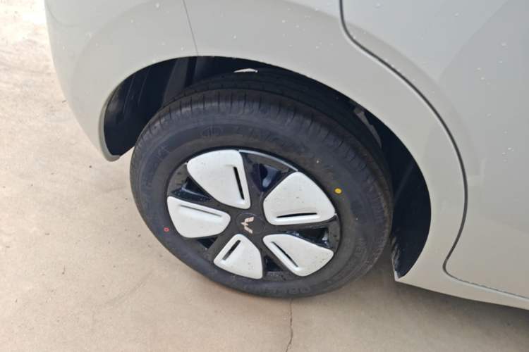 Used Wuling Hongguang MINIEV 2025 Four-Door Version Advanced Edition Right Rear Wheel Hub
