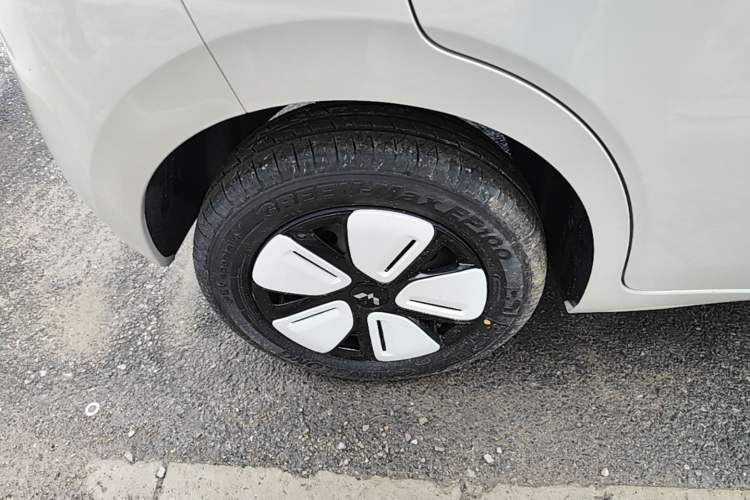 Used Wuling Hongguang MINIEV 2025 Four-Door Version Advanced Edition Right Rear Wheel Hub