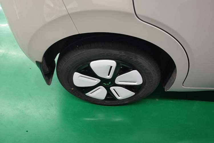 Used Wuling Hongguang MINIEV 2025 Four-Door Version Advanced Edition Right Rear Wheel Hub