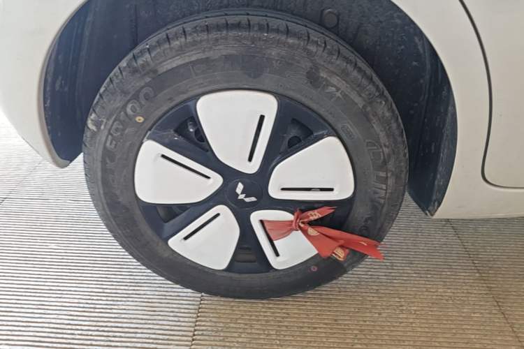 Used Wuling Hongguang MINIEV 2025 Four-Door Version Advanced Edition Right Rear Wheel Hub