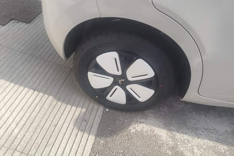 Used Wuling Hongguang MINIEV 2025 Four-Door Version Advanced Edition Right Rear Wheel Hub