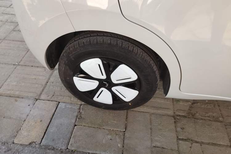Used Wuling Hongguang MINIEV 2025 Four-Door Version Advanced Edition Right Rear Wheel Hub