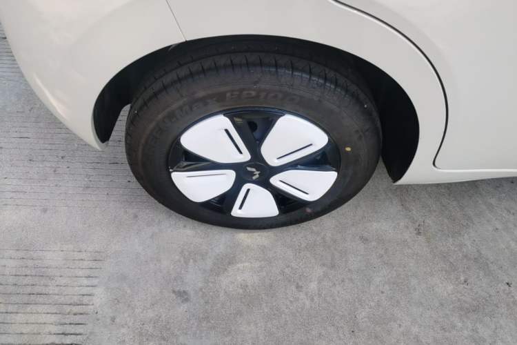 Used Wuling Hongguang MINIEV 2025 Four-Door Version Advanced Edition Right Rear Wheel Hub