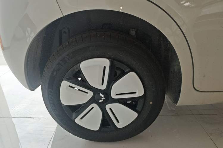 Used Wuling Hongguang MINIEV 2025 Four-Door Version Advanced Edition Right Rear Wheel Hub