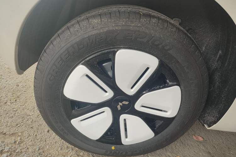 Used Wuling Hongguang MINIEV 2025 Four-Door Version Advanced Edition Right Rear Wheel Hub