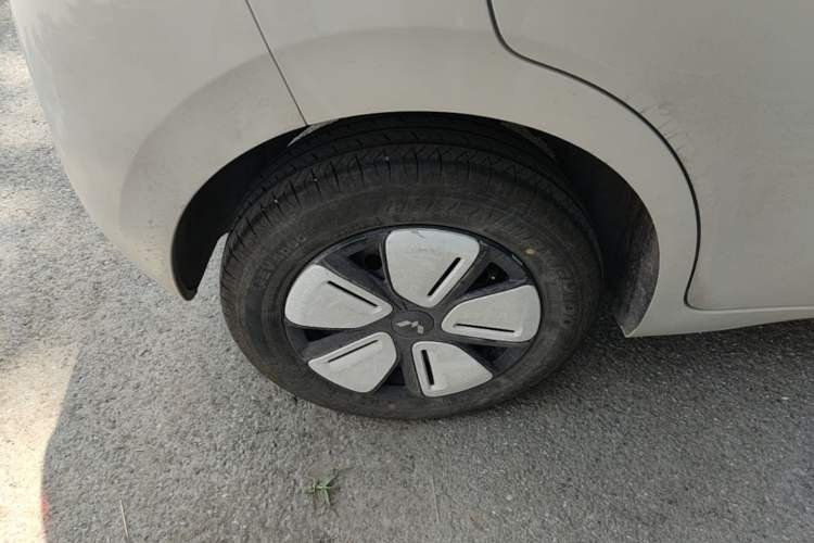 Used Wuling Hongguang MINIEV 2025 Four-Door Version Advanced Edition Right Rear Wheel Hub