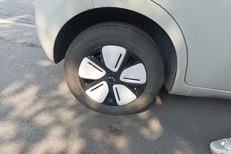 Used Wuling Hongguang MINIEV 2025 Four-Door Version Advanced Edition Right Rear Wheel Hub