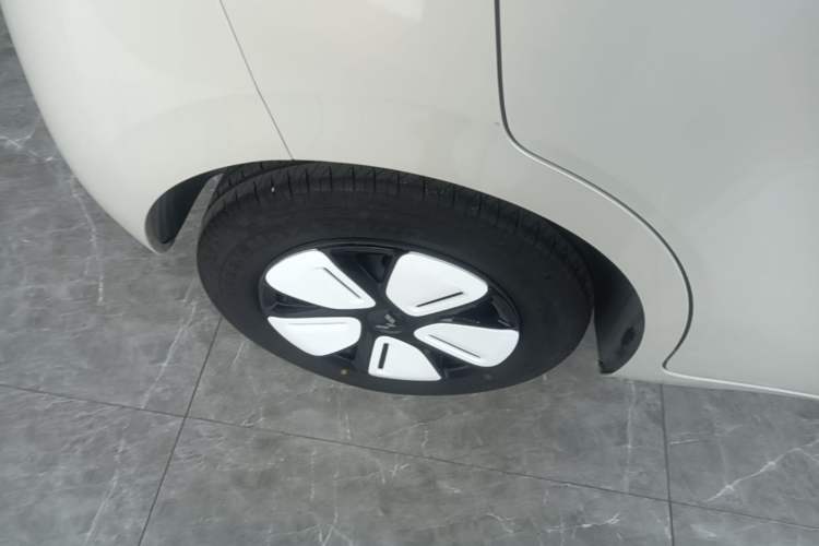 Used Wuling Hongguang MINIEV 2025 Four-Door Version Advanced Edition Right Rear Wheel Hub