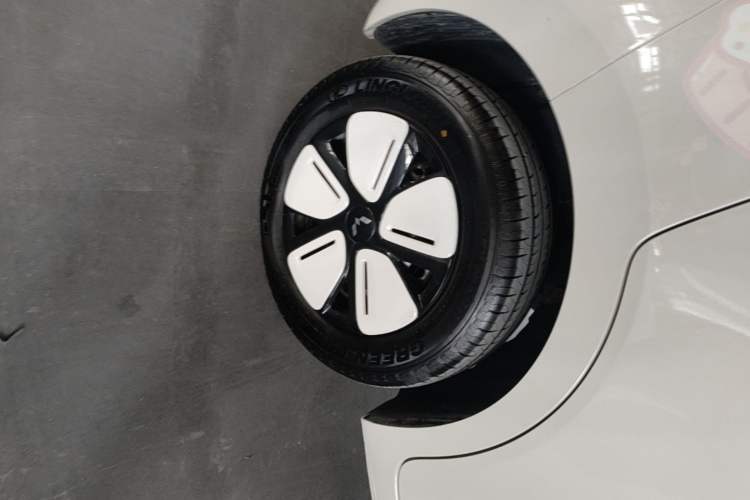 Used Wuling Hongguang MINIEV 2025 Four-Door Version Zhenxiang+ Edition Right Rear Wheel Hub