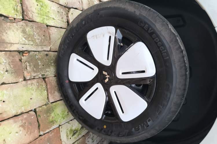 Used Wuling Hongguang MINIEV 2025 Four-Door Version Advanced Edition Right Rear Wheel Hub