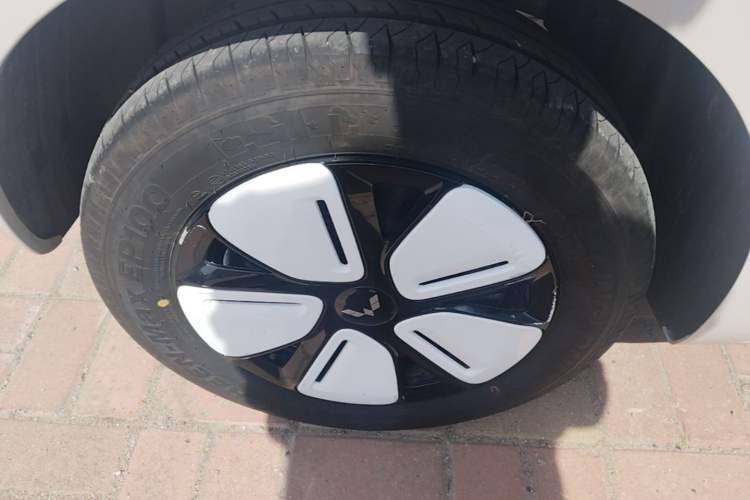 Used Wuling Hongguang MINIEV 2025 Four-Door Version Zhenxiang+ Edition Right Rear Wheel Hub