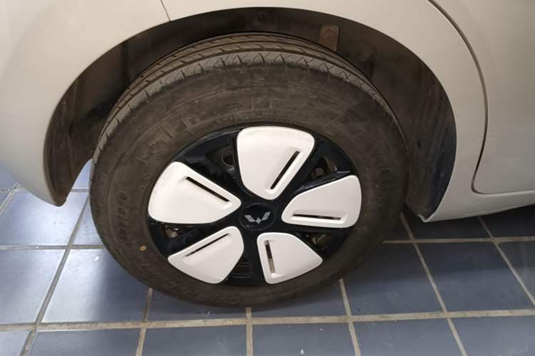 Used Wuling Hongguang MINIEV 2025 Four-Door Version Advanced Edition Right Rear Wheel Hub