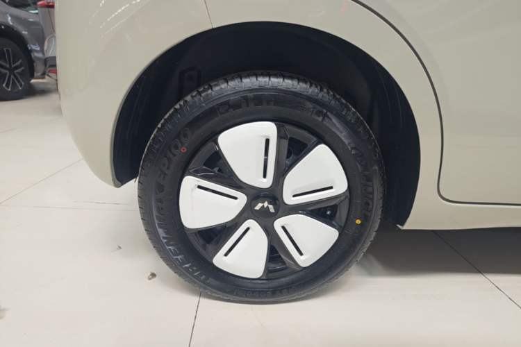 Used Wuling Hongguang MINIEV 2025 Four-Door Version Advanced Edition Right Rear Wheel Hub