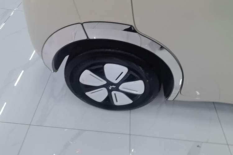 Used Wuling Hongguang MINIEV 2025 Four-Door Version Zhenxiang+ Edition Right Rear Wheel Hub