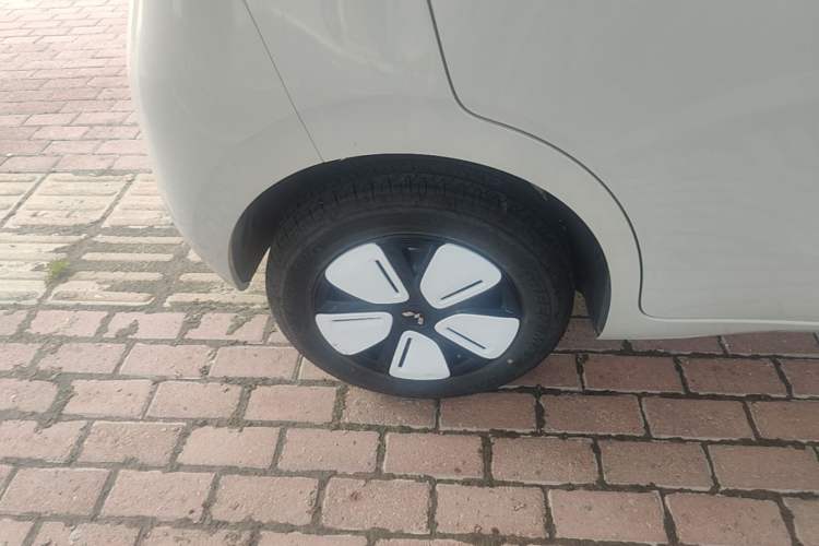 Used Wuling Hongguang MINIEV 2025 Four-Door Version Advanced Edition Right Rear Wheel Hub