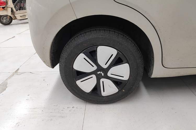 Used Wuling Hongguang MINIEV 2025 Four-Door Version Advanced Edition Right Rear Wheel Hub