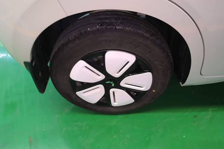 Used Wuling Hongguang MINIEV 2025 Four-Door Version Advanced Edition Right Rear Wheel Hub