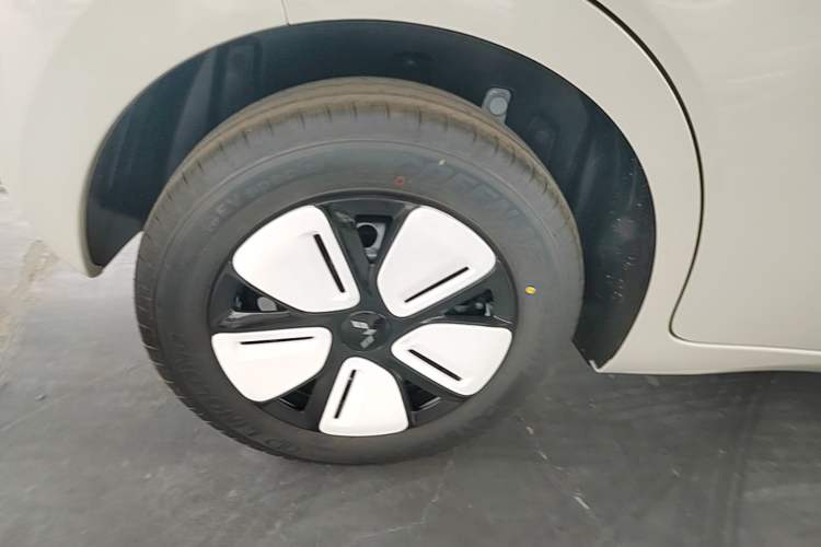 Used Wuling Hongguang MINIEV 2025 Four-Door Version Advanced Edition Right Rear Wheel Hub
