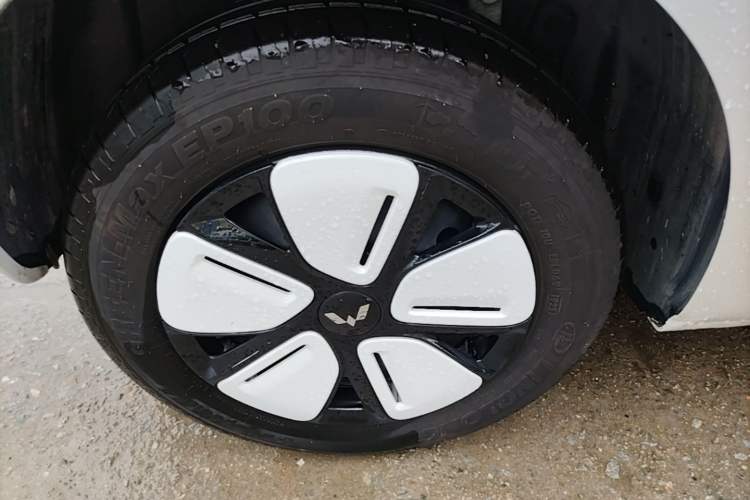 Used Wuling Hongguang MINIEV 2025 Four-Door Version Advanced Edition Right Rear Wheel Hub