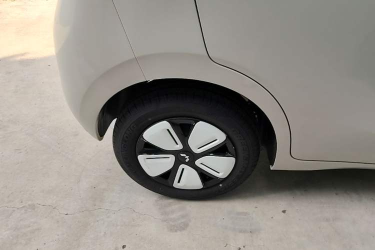 Used Wuling Hongguang MINIEV 2025 Four-Door Version Zhenxiang+ Edition Right Rear Wheel Hub