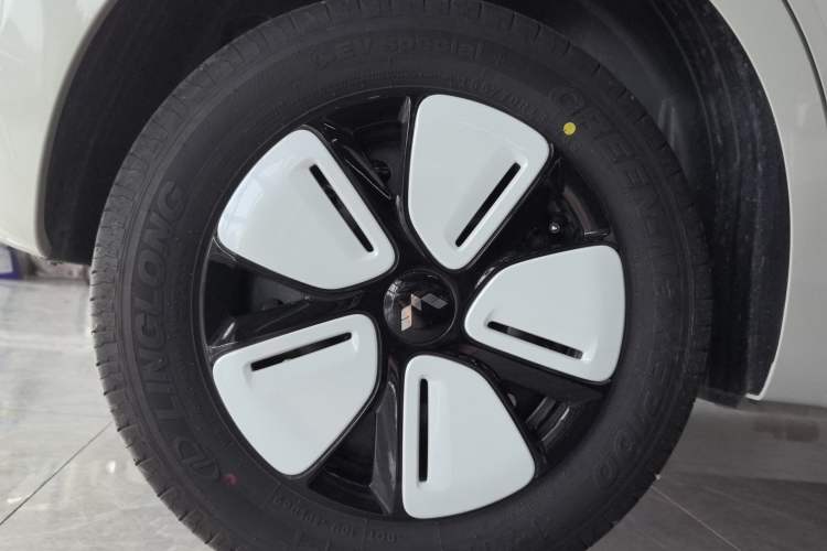 Used Wuling Hongguang MINIEV 2025 Four-Door Version Advanced Edition Right Rear Wheel Hub