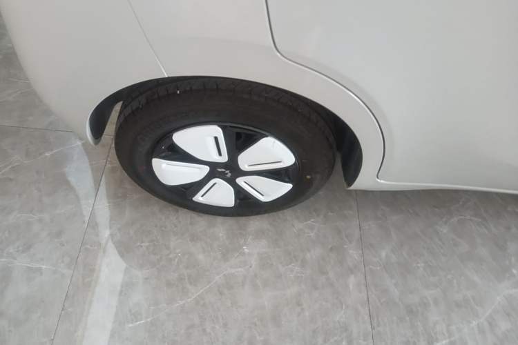 Used Wuling Hongguang MINIEV 2025 Four-Door Version Advanced Edition Right Rear Wheel Hub